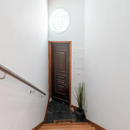 Host Wise - Charming Spacious Duplex House 度假居