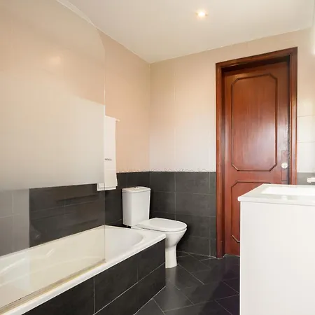 Host Wise - Charming Spacious Duplex House Casa de Férias *