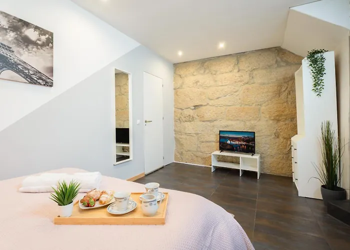 Host Wise - Charming Spacious Duplex House *