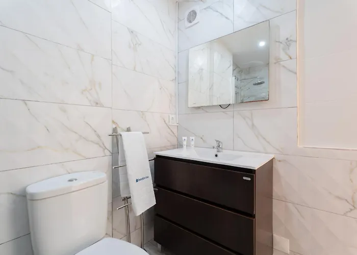 Host Wise - Charming Spacious Duplex House